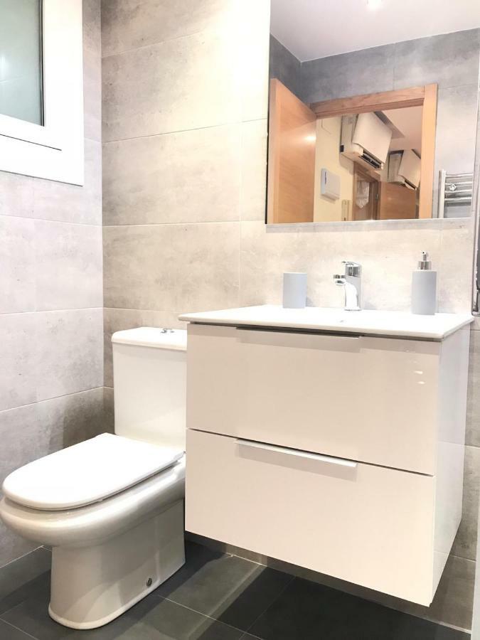 Apartamento Estudio De 30 M² En Barberá Del Vallés, Con 1 Baño Privado. *